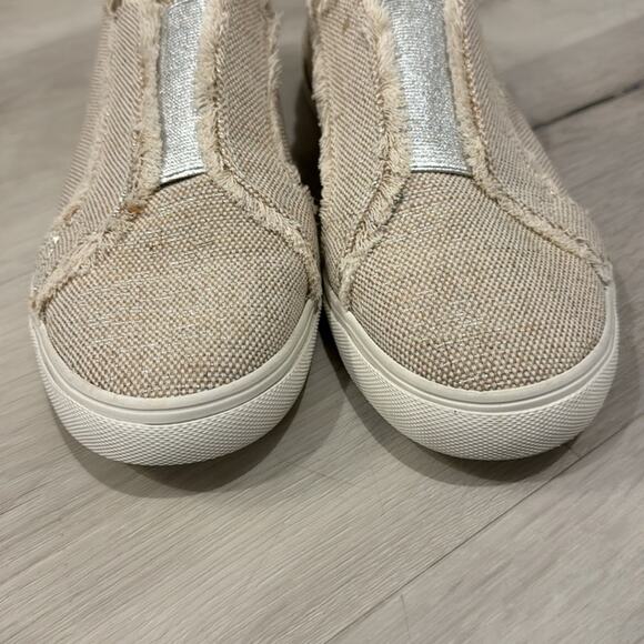 Nine West NWOT Canvas with Metallic Sneakers with Silver front detail. - Picture 6 of 9